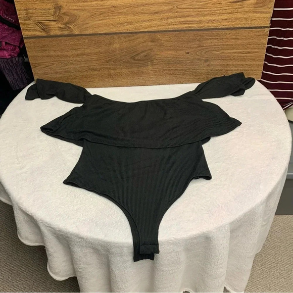 Willow + Root black ribbed body suit ruffle detail size large - Picture 7 of 7